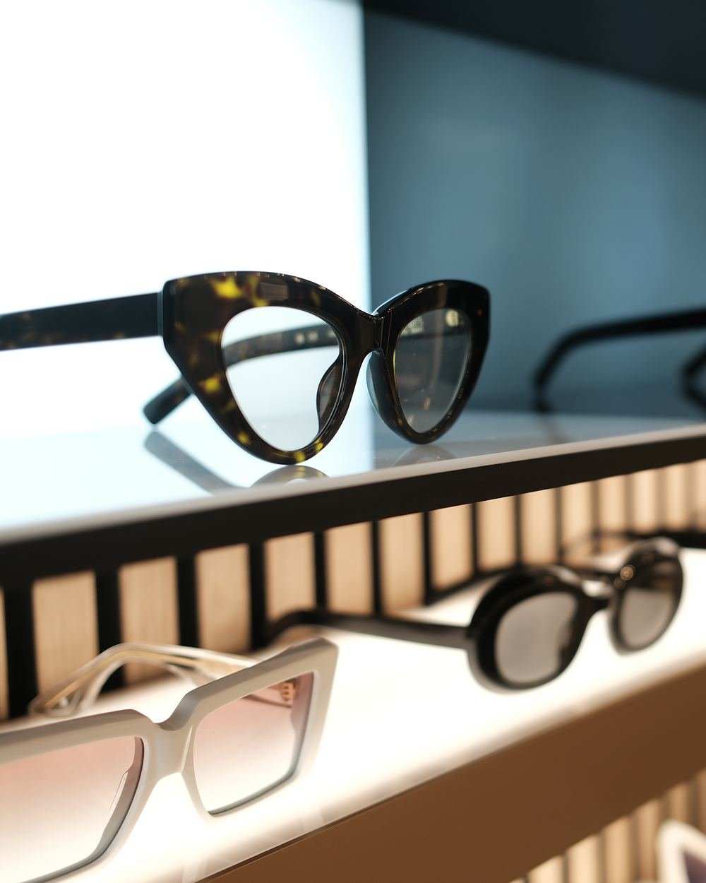 Home Montatura cat-eye in acetato tartarugato su una vetrinetta illuminata del negozio