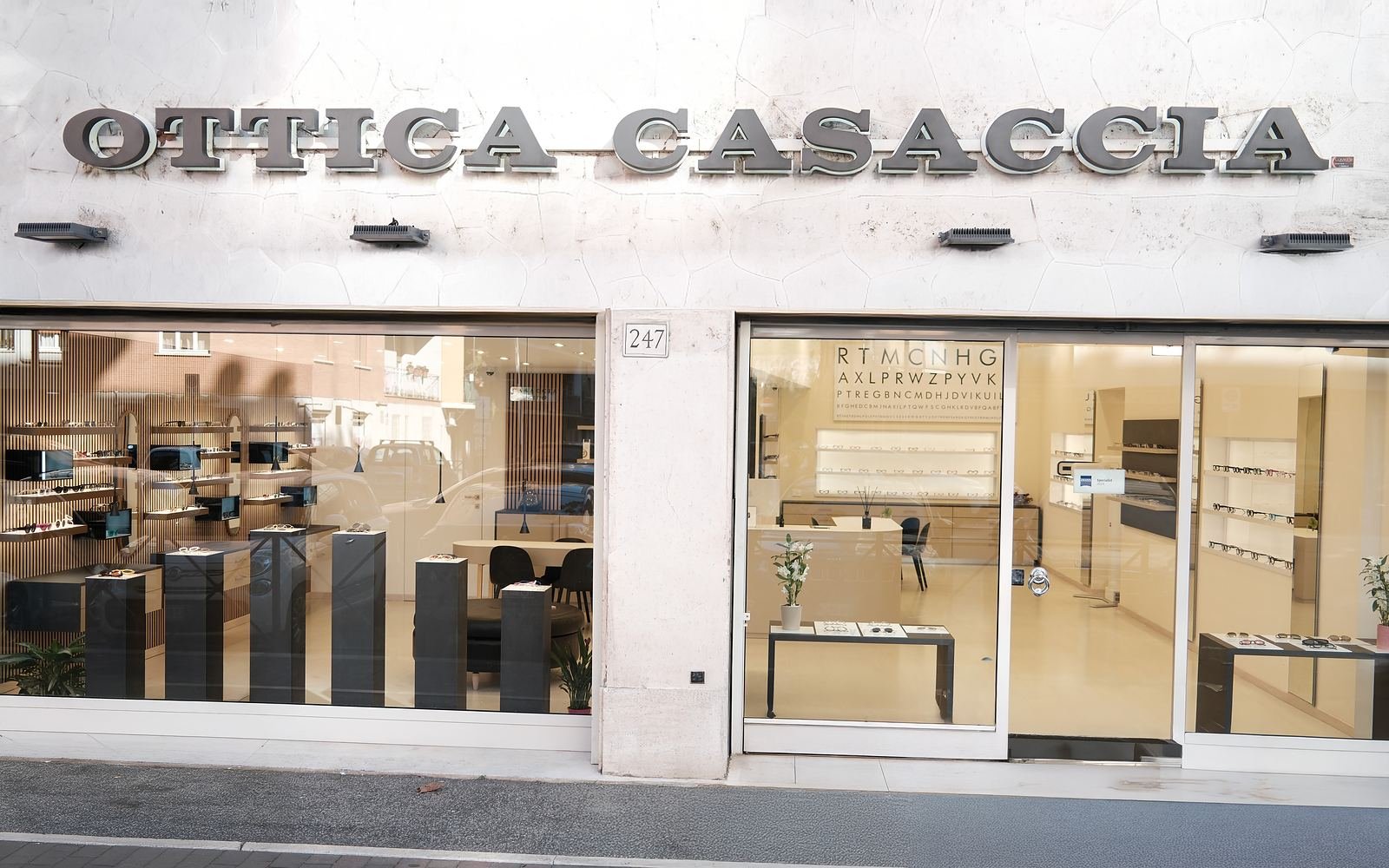 La vetrina di Ottica Casaccia al civico 247 di via Oderisi da Gubbio, a Roma